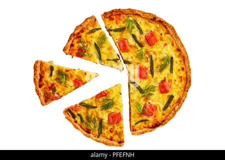Délicieux petit poisson rouge quiche à la française, haricot vert, la sauce béchamel et l'Emmental coupé en tranches isolé sur fond blanc, vue d'un Banque D'Images