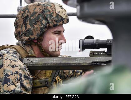 Océan) 4 juin 2018 - Le Corps des Marines. James Driscoll attribué à Lima Company, bataillon de l'équipe d'atterrissage 3/1, Scout Sniper Platoon cherche des contacts pendant une simulation de transport en commun à bord du détroit de classe Wasp navire d'assaut amphibie USS Essex (DG 2) au cours de l'exercice de l'unité de formation composite (COMPTUEX). COMPTUEX est le dernier exercice de pré-déploiement qui certifie l'Essex combiné Groupe amphibie (ARG) et 13e Marine Expeditionary Unit (MEU) capacité à mener des opérations militaires en mer et à terre d'un projet au cours de leur déploiement à venir à l'été 2018. Banque D'Images