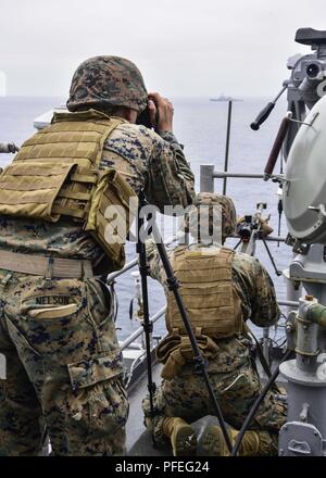 Océan) 4 juin 2018 - Marine Corps Cpl. Zac Nelson, gauche, et lance le Cpl. James Driscoll, attribué à l'entreprise de Lima, bataillon de l'équipe d'atterrissage 3/1, Scout Sniper Platoon, observer un contact pendant une simulation de transport en commun à bord du détroit de classe Wasp navire d'assaut amphibie USS Essex (DG 2) au cours de l'exercice de l'unité de formation composite (COMPTUEX). COMPTUEX est le dernier exercice de pré-déploiement qui certifie l'Essex combiné Groupe amphibie (ARG) et 13e Marine Expeditionary Unit (MEU) capacité à mener des opérations militaires en mer et à terre d'un projet au cours de leur déploiement à venir à l'été Banque D'Images