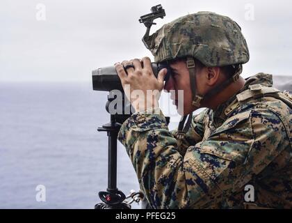 Océan) 4 juin 2018 - Marine Corps Cpl. Joseph Starr attribué à Lima Company, bataillon de l'équipe d'atterrissage 3/1, Scout Sniper Platoon, regarde à travers un détecteur gamme pendant une simulation de transport en commun à bord du détroit de classe Wasp navire d'assaut amphibie USS Essex (DG 2) au cours de l'exercice de l'unité de formation composite (COMPTUEX). COMPTUEX est le dernier exercice de pré-déploiement qui certifie l'Essex combiné Groupe amphibie (ARG) et 13e Marine Expeditionary Unit (MEU) capacité à mener des opérations militaires en mer et à terre d'un projet au cours de leur déploiement à venir à l'été 2018. Banque D'Images