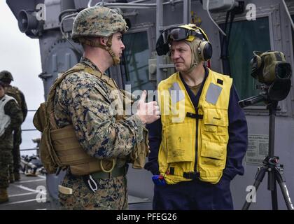 Océan) 4 juin 2018 - 1er lieutenant du Corps des Marines James Koehler attribué à Lima Company, bataillon de l'équipe d'atterrissage 3/1, Scout Sniper Platoon traite des données de l'exercice en commun du détroit avec le Capitaine de vaisseau Ron Dawdell, USS Boxer (DG 4), de la direction, à bord de la classe Wasp navire d'assaut amphibie USS Essex (DG 2) au cours de l'exercice de l'unité de formation composite (COMPTUEX). COMPTUEX est le dernier exercice de pré-déploiement qui certifie l'Essex combiné Groupe amphibie (ARG) et 13e Marine Expeditionary Unit (MEU) capacité à mener des opérations militaires en mer et à terre pendant leur puissance projet upcom Banque D'Images