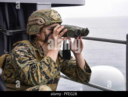 Océan) 4 juin 2018 - Marine Corps Cpl. Daniel Herrington attribué à Lima Company, bataillon de l'équipe d'atterrissage 3/1, Scout Sniper Platoon, observe un contact pendant une simulation de transport en commun à bord du détroit de classe Wasp navire d'assaut amphibie USS Essex (DG 2) au cours de l'exercice de l'unité de formation composite (COMPTUEX). COMPTUEX est le dernier exercice de pré-déploiement qui certifie l'Essex combiné Groupe amphibie (ARG) et 13e Marine Expeditionary Unit (MEU) capacité à mener des opérations militaires en mer et à terre d'un projet au cours de leur déploiement à venir à l'été 2018. Banque D'Images