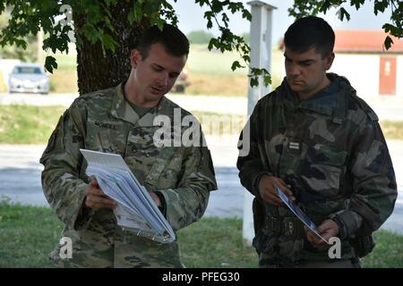 Soldats français affectés au 1er Régiment de Chasseurs (1e régiment de chasseurs) sont donnés une brève, avant de participer à leur voie pendant l'Europe forte Défi du réservoir (CEEC), à la 7e formation de l'Armée de la commande Zone d'entraînement Grafenwoehr, Grafenwoehr, Allemagne, June 05, 2018. L'Europe de l'armée américaine et l'armée allemande co-hôte de la troisième Europe forte Défi Réservoir à Grafenwoehr Secteur d'entraînement, 3 juin - 8, 2018. L'Europe forte Tank est un événement annuel de formation conçus pour donner aux pays participants une dynamique, productif et agréable pour favoriser les partenariats militaires, forme Banque D'Images