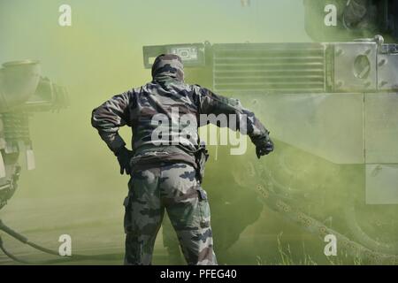 Soldats français affectés au 1er Régiment de Chasseurs (1e régiment de chasseurs) participer à la composition chimique, biologique, radiologique et nucléaire (CBRN) lane dans leur réservoir de Leclerc au cours de l'Europe forte Défi du réservoir (CEEC), à la 7e formation de l'Armée de la commande Zone d'entraînement Grafenwoehr, Grafenwoehr, Allemagne, June 05, 2018. L'Europe de l'armée américaine et l'armée allemande co-hôte de la troisième Europe forte Défi Réservoir à Grafenwoehr Secteur d'entraînement, 3 juin - 8, 2018. L'Europe forte Tank est un événement annuel de formation conçus pour donner aux pays participants une dynamique, productif et agréable dans l'étude whi Banque D'Images