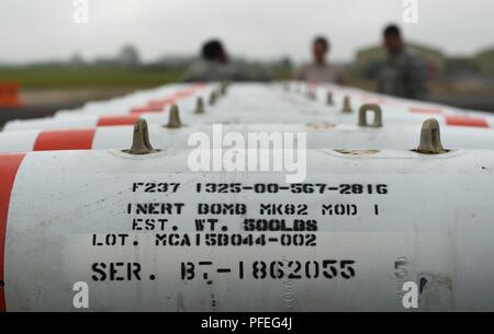 Les aviateurs de l'US Air Force assigné à la 345e Escadron expéditionnaire aligner 12 bombes Mark 62 Quickstrike inerte des mines sur un convoyeur à l'assemblée générale de munitions lors de l'exercice Baltic Operations a RAF Fairford, Angleterre, le 31 mai 2018. Les marins de la marine de l'Atlantique à l'unité de commande de munitions de la Base aérienne de Charleston, S.C., a travaillé avec des membres du 7e Escadron de munitions pour construire des mines qui ont été abandonnées par un U.S. Air Force B-1B Lancer de Dyess AFB, Texas, durant, qui est un BALTOPS maritime premier-exercice ciblé dans la région baltique augmenter la flexibilité et l'interopérabilité entre les pays alliés et partenaires na Banque D'Images