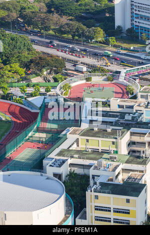 La vue verticale d'un toit a été conçue pour faciliter deux courts de tennis et un terrain de basket-ball afin d'optimiser pleinement l'espace rare. Singapour. Banque D'Images