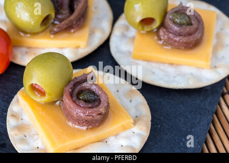 L'anchois sur des craquelins avec olives farcies - apéritif avec fond selective focus Banque D'Images