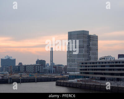 Hambourg, Allemagne - 12 Avril 2018 : La vue de la plate-forme de visualisation à l'HCU HafenCity University et les chantiers de construction de Hafencity et Elbphilharmoinie. Banque D'Images