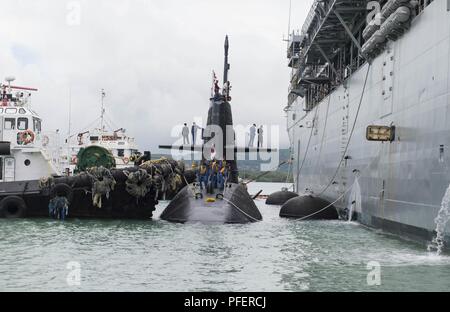 POINT POLARIS, Guam (10 juin 2018) - Les Marins affectés au sous-marin d'autodéfense maritime Japon JS Soryu (SS-501) détacher d'être eu tendance du côté le long de la Marine américaine d'offres sous-marin USS Frank Câble (comme 40) comme une tendance d'unité, au cours d'un touch-and-go capacité de démonstration, le 10 juin 2018. Banque D'Images