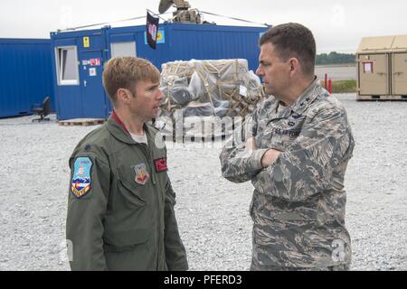 Le lieutenant-colonel Marc Garceau, agente de projet pour la 140e Escadre, le déploiement sur l'Estonie et la Slovénie (à gauche) parle avec l'adjudant général de Californie U.S. Air Force, le général Michael A. Loh, au cours de l'exercice à l'Amari grève Sabre Air Base, l'Estonie, 12 juin, 2018. C'est la huitième édition de l'armée américaine de longue date l'Europe a conduit à l'exercice de formation coopérative, qui est une multinationale américaine, et d'un exercice multi-services, qui est menée 3-15 Juin, 2018, l'accent sur l'amélioration des terres et de l'air de capacités opérationnelles. Banque D'Images