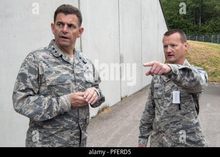 140e Escadre, la Garde nationale du Colorado, le sergent-chef. Todd Lupien, sous-officier chargé de munitions munitions explique le fonctionnement et les problèmes de stockage à la base aérienne d'Amari, l'Estonie, à l'adjudant général de Californie U.S. Air Force, le général Michael A. Loh, pendant la grève de sabre 18, 12 juin, 2018. C'est la huitième édition de l'armée américaine de longue date l'Europe a conduit à l'exercice de formation coopérative, qui est une multinationale américaine, et d'un exercice multi-services, qui est menée 3-15 Juin, 2018, l'accent sur l'amélioration des terres et de l'air de capacités opérationnelles. Banque D'Images