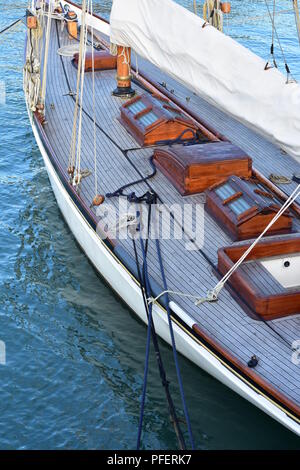 Vintage Classic yacht en bois avec coque blanche et couvercle de flèche et d'ardoise en pont de plaisance. Banque D'Images