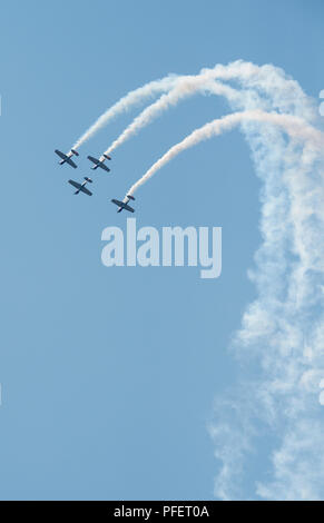 L'image de la Russie Yakovlev Yak-51 et Yak-50 effectuer d'avions d'entraînement à Aero India 2017, un spectacle aérien à Bangalore, Karnataka, Inde Banque D'Images