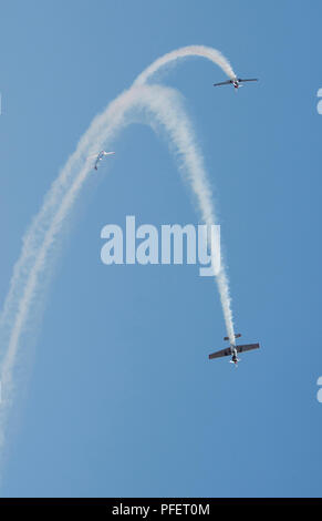 L'image de la Russie Yakovlev Yak-51 et Yak-50 effectuer d'avions d'entraînement à Aero India 2017, un spectacle aérien à Bangalore, Karnataka, Inde Banque D'Images