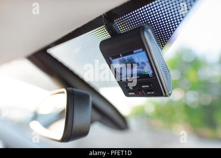 Enregistreur vidéo à côté d'un rétroviseur. Caméra de sécurité sur l'accident de la route. Banque D'Images