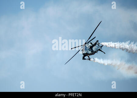 L'image de Hal l'Inde hélicoptère grève effectue un vol de démonstration à Aero India 2017, un spectacle aérien à Bangalore, Karnataka, Inde Banque D'Images