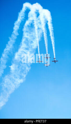 L'image de la Russie Yakovlev Yak-51 et Yak-50 effectuer d'avions d'entraînement à Aero India 2017, un spectacle aérien à Bangalore, Karnataka, Inde Banque D'Images