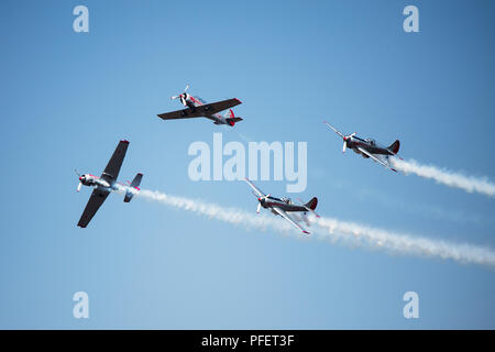 L'image de la Russie Yakovlev Yak-51 et Yak-50 effectuer d'avions d'entraînement à Aero India 2017, un spectacle aérien à Bangalore, Karnataka, Inde Banque D'Images