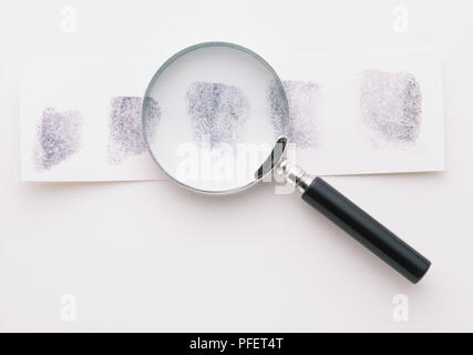 Les empreintes digitales et d'une loupe Banque D'Images