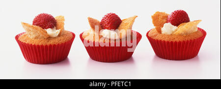 Fraise et de trois gâteaux éponge ange rouge en cas de gâteau. Banque D'Images