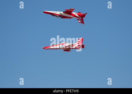 L'image de la voltige aérienne affichage par le Indian Air Force Surya kiran Team, Bangalore, Karnataka, Inde Banque D'Images