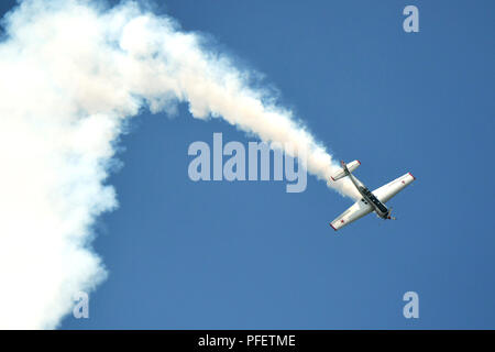 L'image de la Russie Yakovlev Yak-51 et Yak-50 effectuer d'avions d'entraînement à Aero India 2017, un spectacle aérien à Bangalore, Karnataka, Inde Banque D'Images