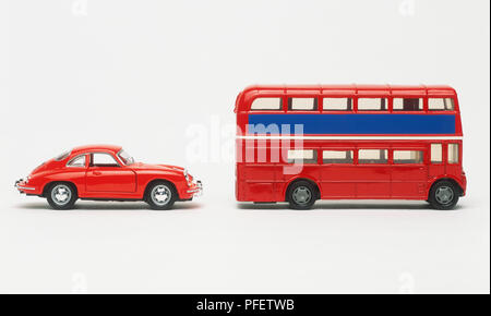 Modèle de voiture de sport rouge et bus à impériale Banque D'Images