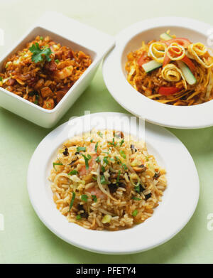 Trois plats, poulet nasi goreng nasi goreng, végétarien nasi goreng nasi goreng, rapide, vue de dessus. Banque D'Images