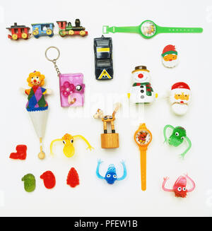 Sélection de jouets et de friandises, y compris sur le thème de Noël les jouets, les montres-bracelets, anneau, petit train, voiture jouet, monstres Banque D'Images