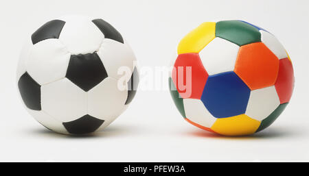 Deux ballons de football, noir et blanc, et multi-couleur Banque D'Images