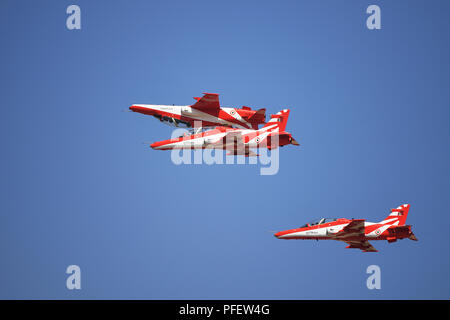 L'image de la voltige aérienne affichage par le Indian Air Force Surya kiran Team, Bangalore, Karnataka, Inde Banque D'Images