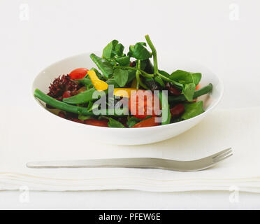 Salade niçoise, servi dans un bol en céramique blanche avec une fourchette Banque D'Images