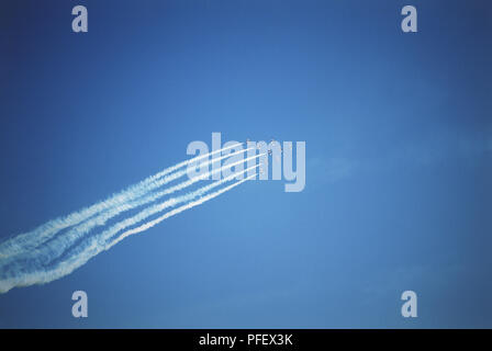 Traînées derrière l'aéronef volant en formation à l'air show, blurred motion, low angle view Banque D'Images