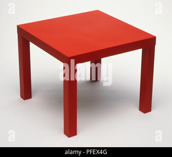 Table carrée rouge, vue sur les deux côtés Banque D'Images