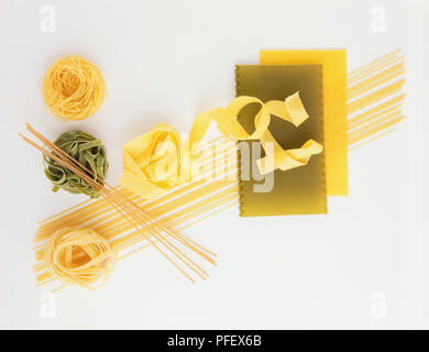 Sélection de pâtes sèches, y compris les feuilles de lasagne, spaghetti, tagliatelles de nids et les pappardelles Banque D'Images
