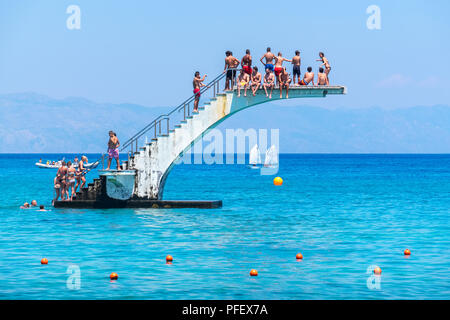 Beaucoup de gens s'amusant sur le plongeoir à plage Elli, la plage principale de la ville de Rhodes. Rhodes, Grèce Banque D'Images