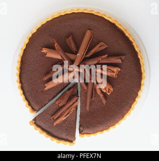 Mississippi mud pie surmontée avec le lait et le chocolat noir boucles, vue de dessus Banque D'Images