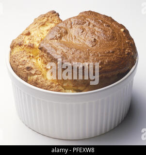Golden brown souffle dans un ramequin Banque D'Images