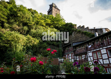 Maisons anciennes dans un quartier calme de Bacharach, Allemagne. Banque D'Images