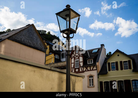 Lampost et maisons dans les ruelles de Bacharach, Allemagne. Banque D'Images