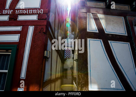 Soleil brille vers le bas dans une étroite ruelle de Bacharach, Allemagne. Banque D'Images