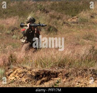 Un soldat polonais de la 6e Brigade aéroportée, simule le rôle d'une force opposée et membre vise avec une réplique de lance-roquettes RPG-7 au cours d'une bataille avec le 2e Bataillon, 8e régiment de cavalerie à Mielno de tir de combat, Pologne, Juin 6th, 2018. Cette bataille a été menée de forage à l'appui de grève Sabre, un exercice annuel d'entraînement conçu pour accroître l'interopérabilité entre les alliés et les partenaires régionaux. La Garde Nationale (Michigan) Banque D'Images