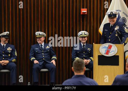Maître commande Premier maître de James Bach donne son discours lors de la Garde côtière en neuvième arrondissement changer-de-regarder la cérémonie à Cleveland, Ohio, le 6 juin 2018. Master Chief Petty Officer Jahmal Pereira (à gauche) a pris la montre de Bach. Banque D'Images