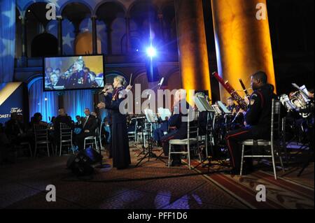 1ère classe Weikleenget musicien Megan, de Buffalo, New York, avec la bande de la Garde côtière canadienne, la Garde côtière joue lors de la 14ème Fondation Hommage annuel à la Garde côtière des États-Unis dans la capitale de notre nation, au National Building Museum, Washington, D.C., 5 juin 2018. Banque D'Images