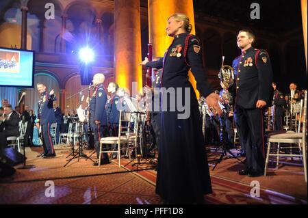 1ère classe Weikleenget musicien Megan, de Buffalo, New York, avec la bande de la Garde côtière canadienne, la Garde côtière joue lors de la 14ème Fondation Hommage annuel à la Garde côtière des États-Unis dans la capitale de notre nation, au National Building Museum, Washington, D.C., 5 juin 2018. Banque D'Images