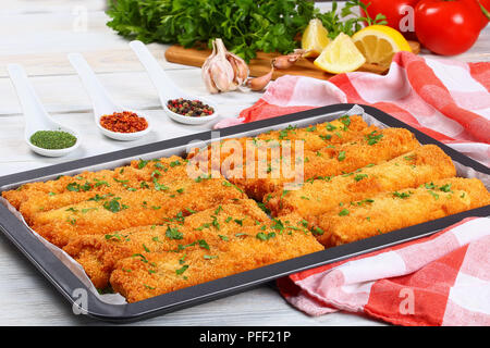 Poulet croustillant et le fromage délicieux rouleau de tortilla au four dans un four avec UPS la mie de pain dans le plat de cuisson sur table en bois, vue du dessus Banque D'Images