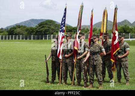 La 31e Marine Expeditionary Unit Color Guard Parade au repos au cours de la cérémonie de passation de commandement au camp Hansen, Okinawa, Japon, le 13 juin 2018. Le Colonel Robert Brodie, nouveau commandant de la 31e MEU, prend le commandement du colonel Tye R. Wallace au cours de la cérémonie. Brodie a pris le commandement après avoir récemment au service de la 1re armée de l'air, 601e Air Operations Center. Wallace, un diplômé de Rensselaer Polytechnic Institute à Troy, New York, a dirigé la 31e MEU à travers quatre mutations au cours de son mandat, y compris l'historique de déploiement opérationnel MEU doté du F-35B Lightning II fig Banque D'Images