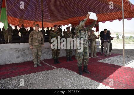 Kaboul, Afghanistan (10 juin 2018) -- Après avoir reçu des mots d'encouragement et un hommage de l'Armée nationale afghane au commandement des opérations spéciales, un commando visages fièrement ses frères et affiche un certificat d'appréciation pour les actions héroïques au cours d'une attaque des Taliban sur son convoi. (L'OTAN Banque D'Images