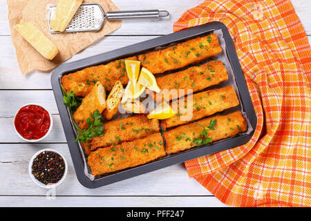 Panés croustillants délicieux poulet haché cuit ensemble et les couper en deux, dans le plat de cuisson, de salsa de tomates, morceaux de fromage et supérieure sur blanc woode Banque D'Images