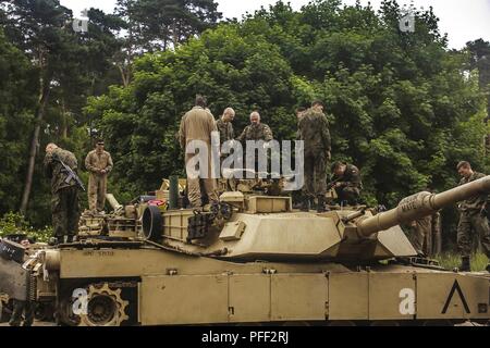 USTKA, Pologne (11 juin 2018) Les Marines américains affectés au peloton de chars, Fox Company, l'Équipe de débarquement du bataillon, 2e Peloton, 6e Régiment de Marines, 26e Marine Expeditionary Unit, afficher les membres des Forces armées polonaises, un M1A1 Abrams tank attaché à la même unité lors de l'exercice Baltic Operations (BALTOPS) 2018 à Ustka, Pologne, le 11 juin. Le premier ministre est BALTOPS maritime annuel-exercice ciblé dans la région de la Baltique et l'un des plus importants exercices dans le Nord de l'Europe améliorer la flexibilité et l'interopérabilité entre les pays alliés et partenaires des Nations unies. (Marine Corps Banque D'Images